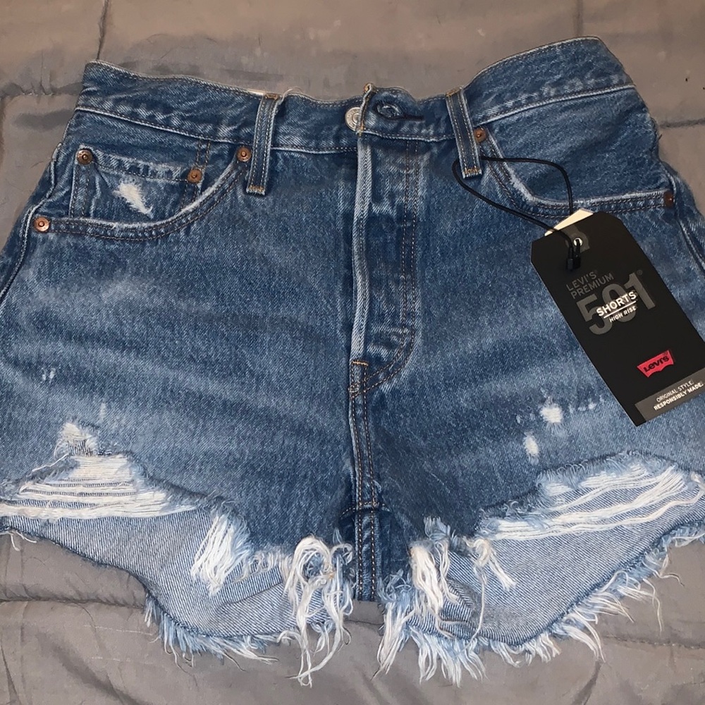 Levi’s 501 high rise button fly shorts size 28 NWT